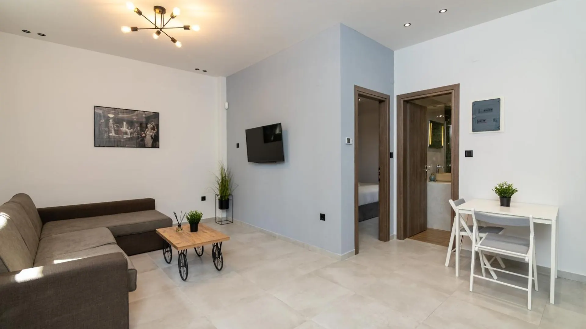 Cozy & Lux Apartment contacts